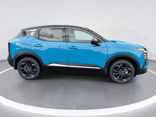 Arctic Ice Blue Metallic/Super Black 2027 Nissan Kicks SR