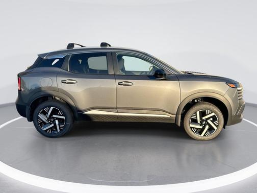 Gun Metallic 2027 Nissan Kicks SV