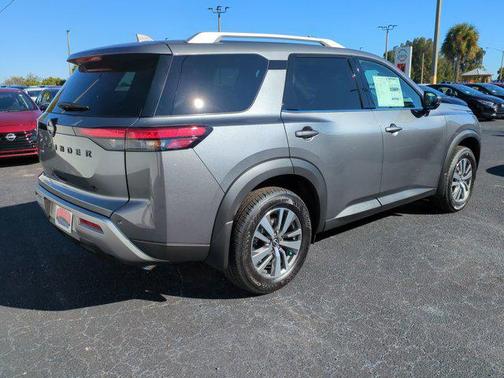 2025 Nissan Pathfinder SL FWD