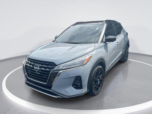 Gray/Super Black 2024 Nissan Kicks SR