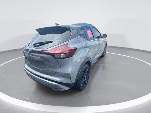 Gray/Super Black 2024 Nissan Kicks SR
