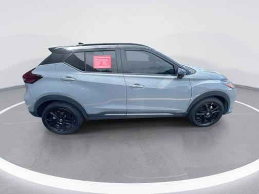 Gray/Super Black 2024 Nissan Kicks SR