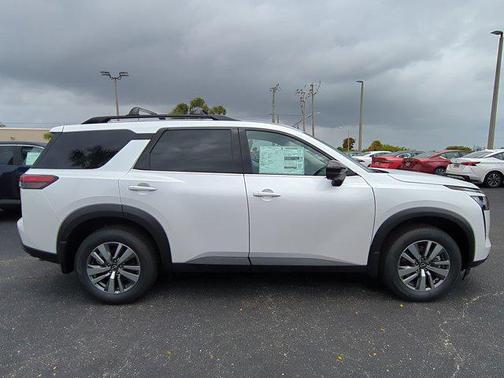 Everest White Pearl Tricoat 2026 Nissan Pathfinder SL