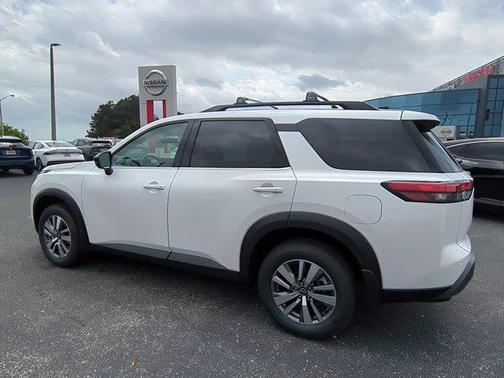 Everest White Pearl Tricoat 2026 Nissan Pathfinder SL