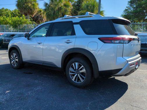 2025 Nissan Pathfinder SL FWD
