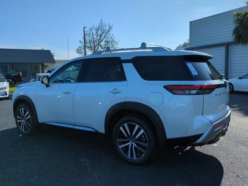 2025 Nissan Pathfinder Platinum FWD
