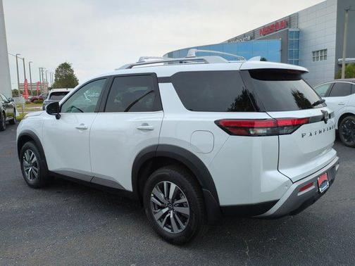 2025 Nissan Pathfinder SL FWD