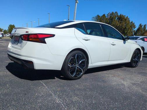 Glacier White 2024 Nissan Altima SR FWD