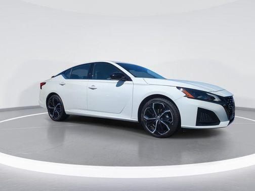 Glacier White 2024 Nissan Altima SR FWD