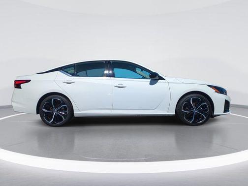 Glacier White 2024 Nissan Altima SR FWD