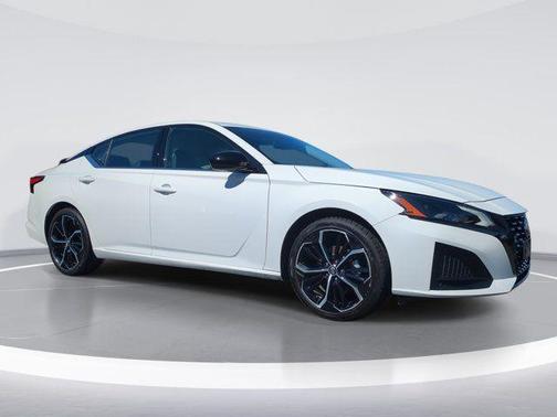Glacier White 2024 Nissan Altima SR FWD