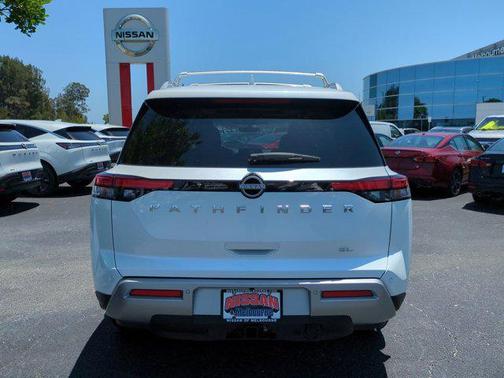 2025 Nissan Pathfinder SL FWD