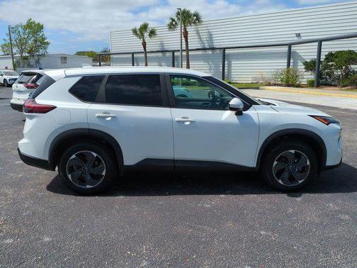 Everest White Pearl 2024 Nissan Rogue SV