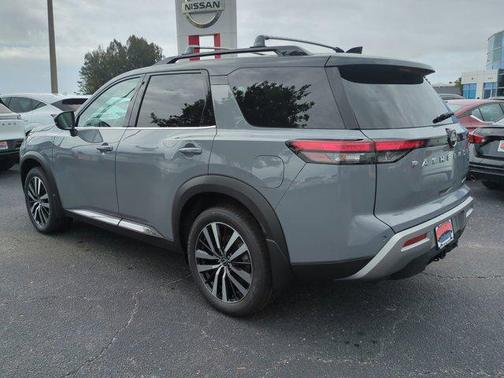 2025 Nissan Pathfinder Platinum FWD