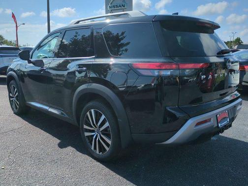 2025 Nissan Pathfinder Platinum FWD