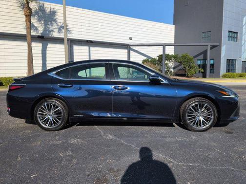 Mica 2022 Lexus ES 300h Luxury