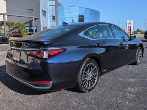 Mica 2022 Lexus ES 300h Luxury