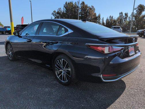 Mica 2022 Lexus ES 300h Luxury