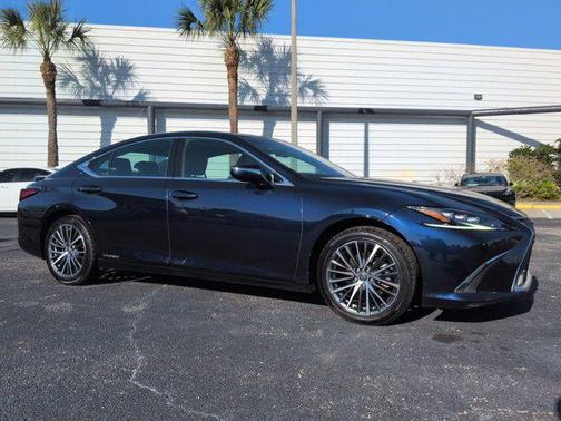 Mica 2022 Lexus ES 300h Luxury