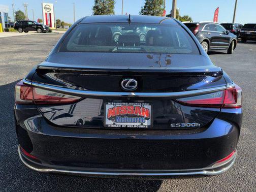 Mica 2022 Lexus ES 300h Luxury