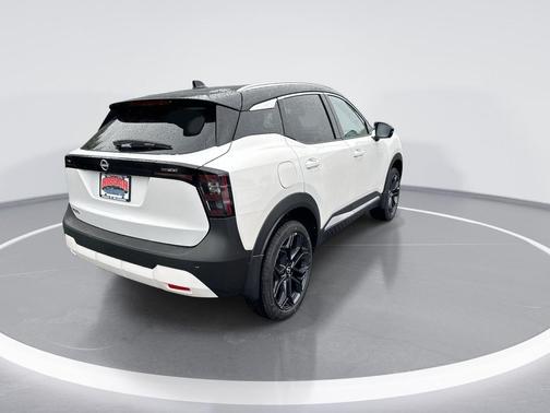 Aspen White Tricoat/Super Black 2027 Nissan Kicks SR