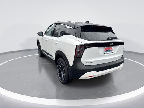 Aspen White Tricoat/Super Black 2027 Nissan Kicks SR