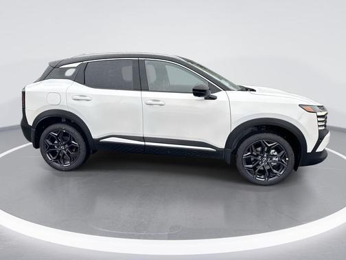 Aspen White Tricoat/Super Black 2027 Nissan Kicks SR