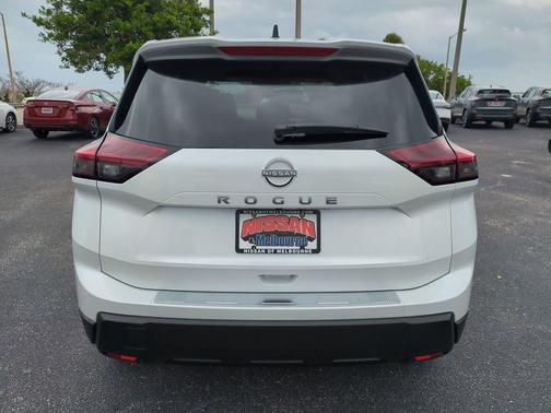 Everest White Pearl Tricoat 2026 Nissan Rogue SV