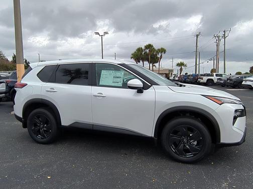 Everest White Pearl Tricoat 2026 Nissan Rogue SV