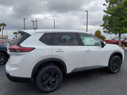 Everest White Pearl Tricoat 2026 Nissan Rogue SV