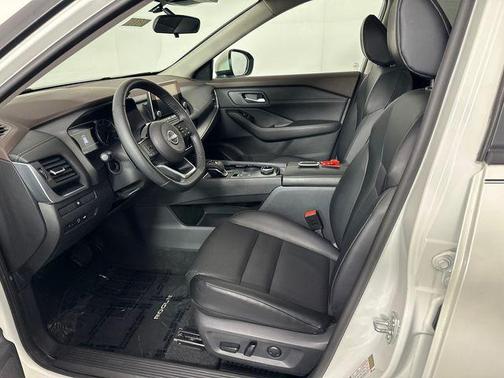 Pearl White Tricoat 2023 Nissan Rogue SV