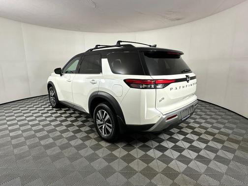 Pearl White Tricoat/Super Black 2023 Nissan Pathfinder SL 4WD