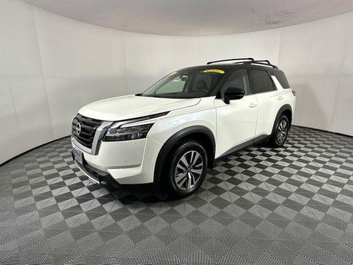 Pearl White Tricoat/Super Black 2023 Nissan Pathfinder SL 4WD