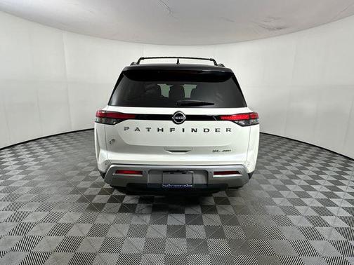 Pearl White Tricoat/Super Black 2023 Nissan Pathfinder SL 4WD