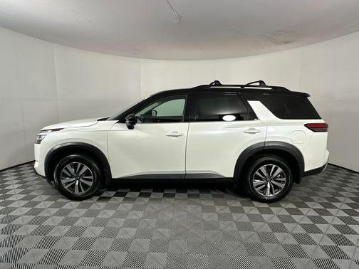 Pearl White Tricoat/Super Black 2023 Nissan Pathfinder SL 4WD