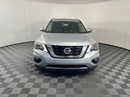 Brilliant Silver Metallic 2017 Nissan Pathfinder Platinum