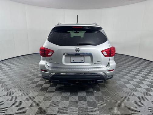 Brilliant Silver Metallic 2017 Nissan Pathfinder Platinum