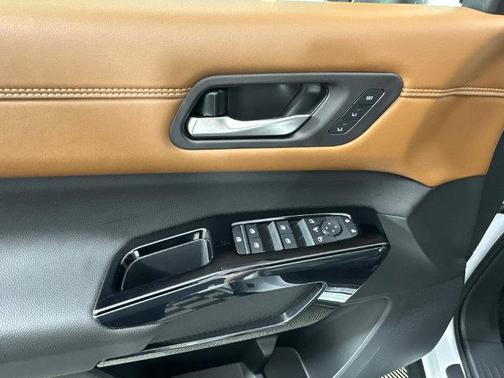 Everest White Pearl Tricoat 2026 Nissan Pathfinder Platinum