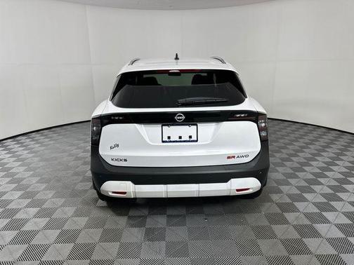 Aspen White Tricoat 2026 Nissan Kicks SR