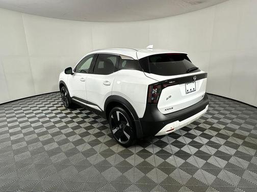 Aspen White Tricoat 2025 Nissan Kicks SR