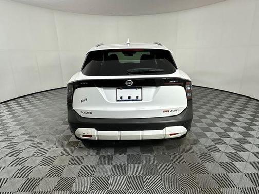 Aspen White Tricoat 2025 Nissan Kicks SR