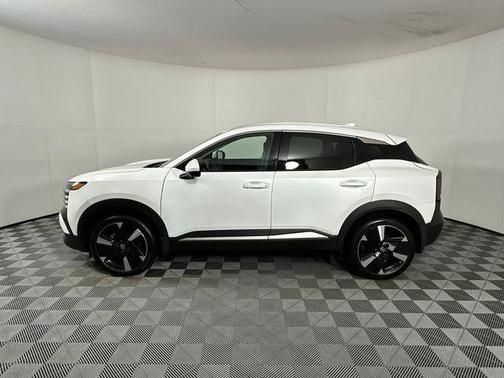 Aspen White Tricoat 2025 Nissan Kicks SR