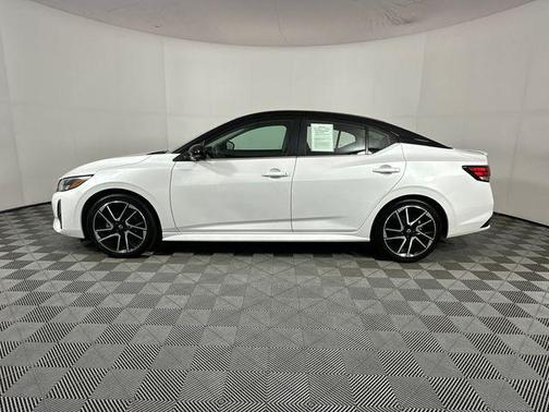 Aspen White Tricoat/Super Black 2024 Nissan Sentra SR