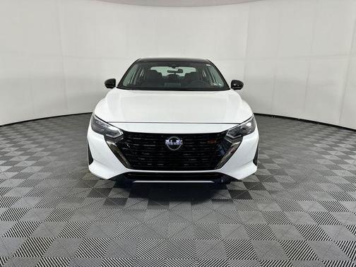 Aspen White Tricoat/Super Black 2024 Nissan Sentra SR
