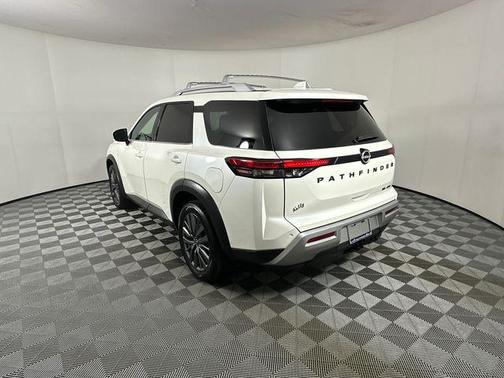 2023 Nissan Pathfinder SL 4WD