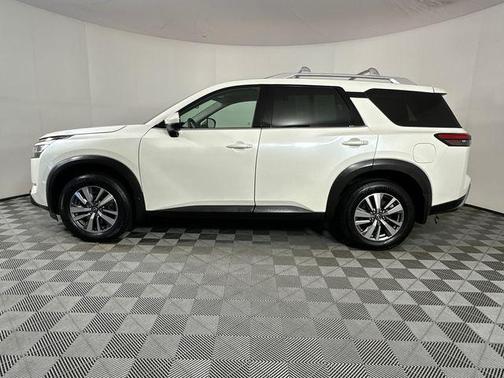 Pearl White Tricoat 2023 Nissan Pathfinder SL 4WD