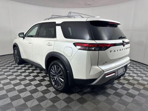 Pearl White Tricoat 2023 Nissan Pathfinder SL 4WD