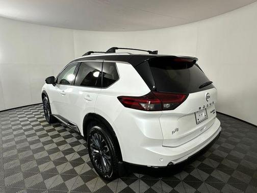 Everest White Pearl/Super Black 2026 Nissan Rogue Platinum