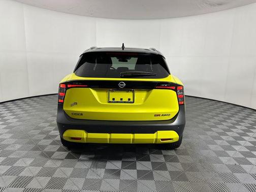 Yuzu Yellow Metallic/Super Black 2025 Nissan Kicks SR