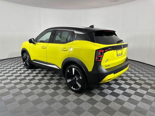 Yuzu Yellow Metallic/Super Black 2025 Nissan Kicks SR